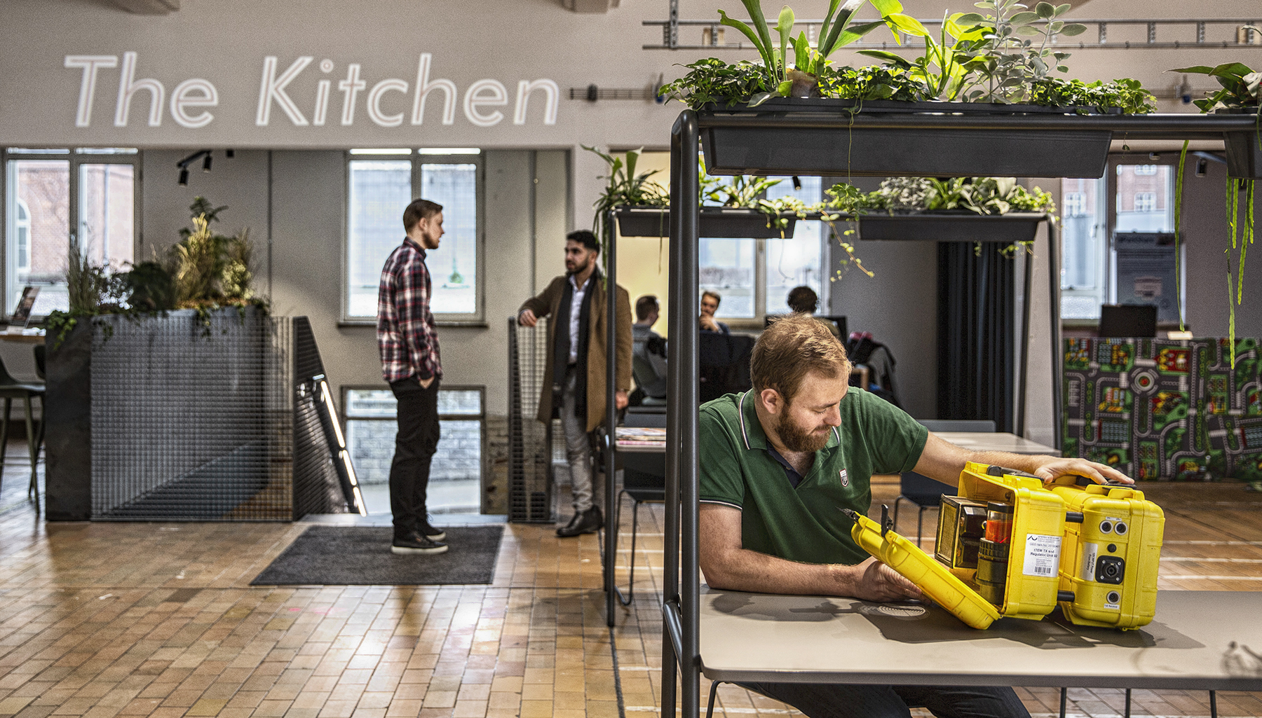 Aarhus Universitet, Erhverv og Innovation og Creative ZOO samarbejdede om at udvikle et magasin, som – modsat eksempelvis en traditionel årsrapport – bruger tekstmæssig variation, visuelle udtryk og i